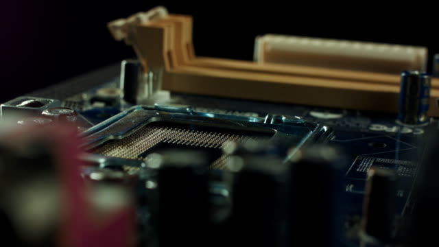 Techniker-stecken-CPU-Mikroprozessor,-Mainboard-Anschluss.-Workshop-Hintergrund