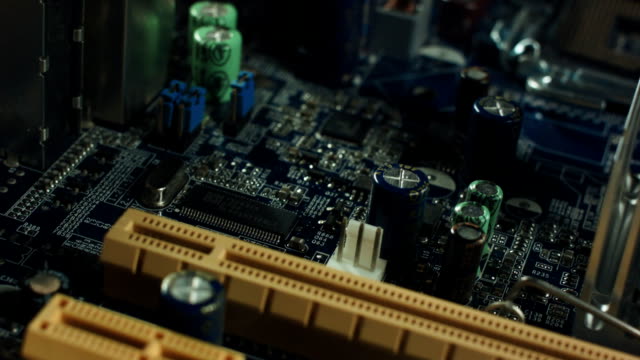 In-der-Computer-Motherboard-CPU-installiert