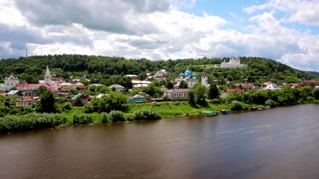 alte-Stadt-von-Gorokhovets-auf-dem-Fluss,-Antenne-gedreht,-Russland