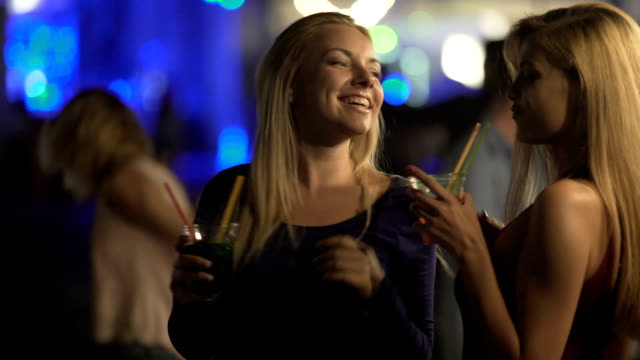 Verführerische-geile-Ladies-tranken-Cocktails,-bewegte-sexy-Körper-zur-Musik-in-disco