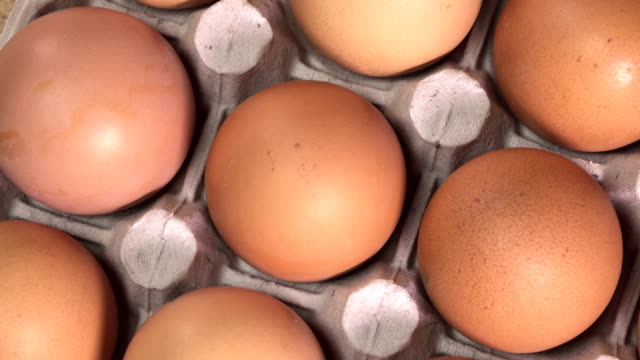 Huevos-recuéstese-en-el-cartón-de-apoyo