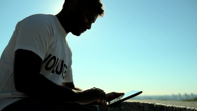 Low-angle-of-a-concentrated-volunteer-using-the-tablet