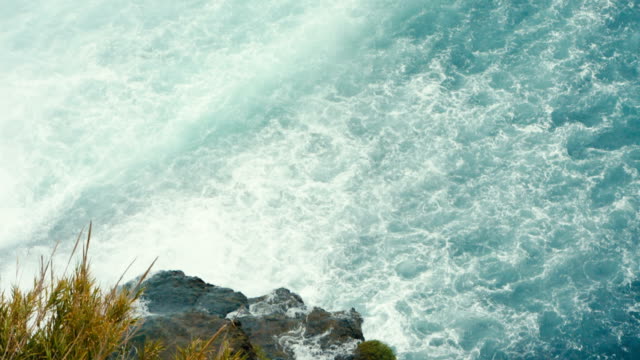 ein-riesiger-Wasserfall-fließt-ins-Meer
