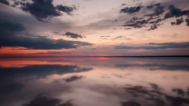 Reflexión-sobre-el-lago-del-espejo.-Puesta-del-sol-se-refleja-en-la-superficie-acuosa-del-lago-Elton.