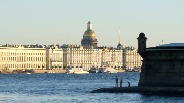 Gente-parada-en-una-costa-de-Peter-y-Paul-Fortress---St.-Petersburg,-Rusia