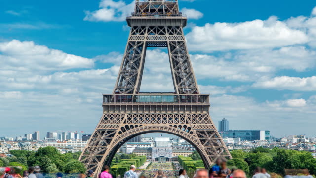 Champ-de-Mars-y-la-Torre-Eiffel-timelapse-en-un-día-soleado-de-verano.-París,-Francia