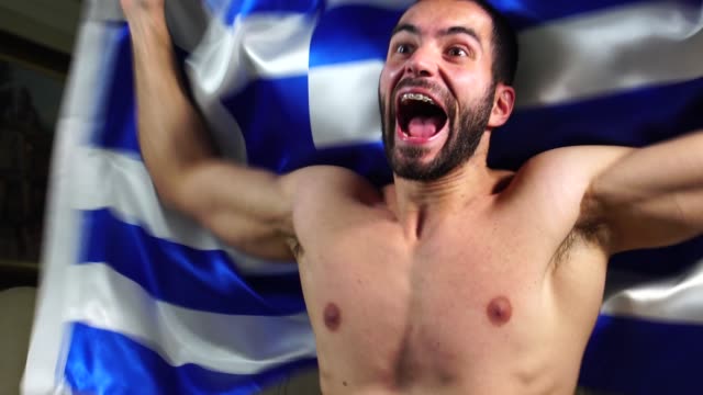 Muskulöser-griechischen-Mann-wehende-Flagge-Griechenland