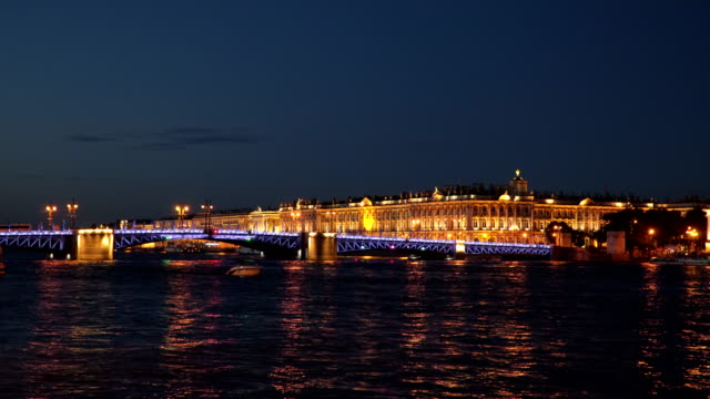 El-puente-de-Palacio-cerca-del-Hermitage-en-San-Petersburgo-de-noche
