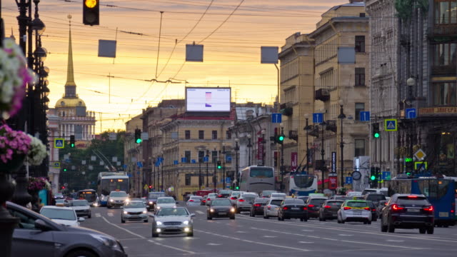 Russland-Sonnenuntergang-Sankt-Petersburg-Nevsky-Allee-Verkehr-Panorama-4k-Zeitraffer