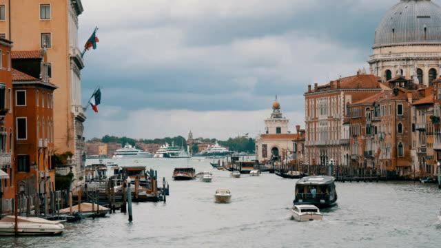 Der-Blick-auf-den-berühmten-Canal-Grande-in-Venedig-und-im-Hintergrund-Kathedrale-Santa-Maria-della-Salute