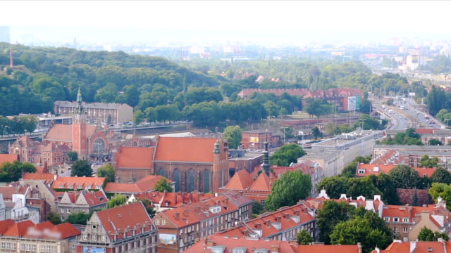 Paisaje-urbano-de-Gdansk,-vistas-en-naranja-de-construcción-techos-y-carretera,-turismo