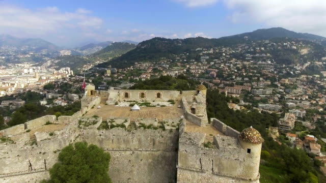 Vista-aérea-del-muro-de-piedra-del-antiguo-bastión-en-el-puerto-de-Menton,-Costa-Azul