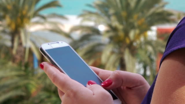 Video-of-woman-serfing-the-net-on-the-vacations-in-real-slow-motion