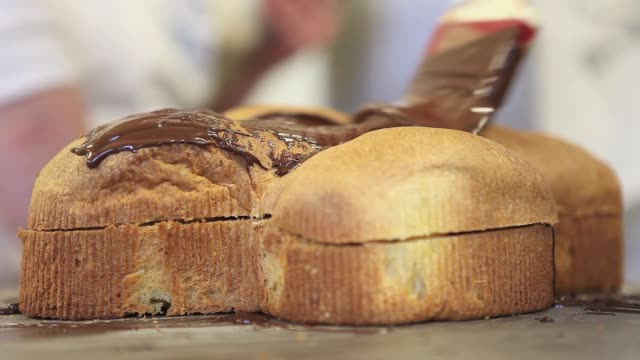 Pastry-Chef-Hände-bereiten-süßes-Brot-gefüllt-Osterkuchen,-Nahaufnahme-auf-der-Arbeitsplatte-in-der-Konditorei