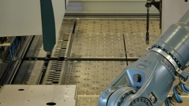 Brazo-robot-en-una-fábrica-de-metal-recoge-las-placas-de-metal