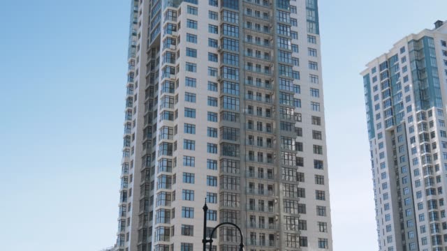 Tiro-de-establishihg-de-ángulo-bajo-de-la-arquitectura-de-edificios-de-moderna-zona-residencial
