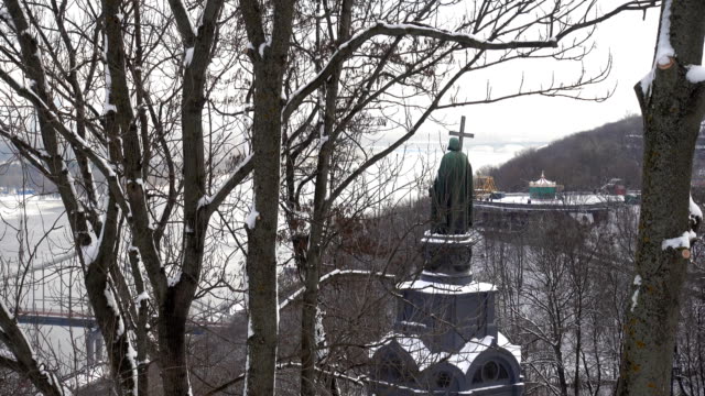 Denkmal-für-St.-Vladimir-der-Täufer-in-Kiew.-Winter