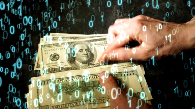 FINTECH-Konzept-video.-Doppelbelichtung-Hände-zählen-US-Dollar-Banknoten-und-abstrakt-Binärcode-Hintergrund,-die-kryptowährung-oder-digitales-Geld-darstellt.