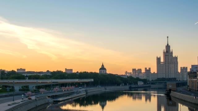 Moscow-city-skyline-night-to-day-sunrise-motion-timelapse-or-hyperlapse-at-Moscow-River,-Moscow-Russia-4K-Time-Lapse