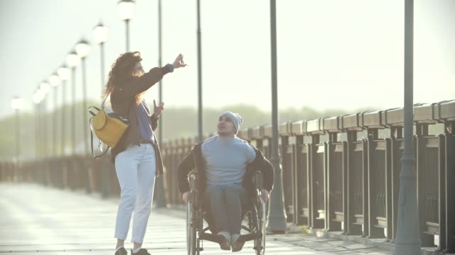 Behinderte-Menschen-im-Rollstuhl-nimmt-He-Foto-der-jungen-Frau-am-Kai