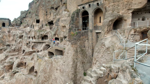Monasterio-de-la-cueva-de-Vardzia.-Complejo-excavado-en-roca.-Cueva-de-pueblo-en-las-montañas