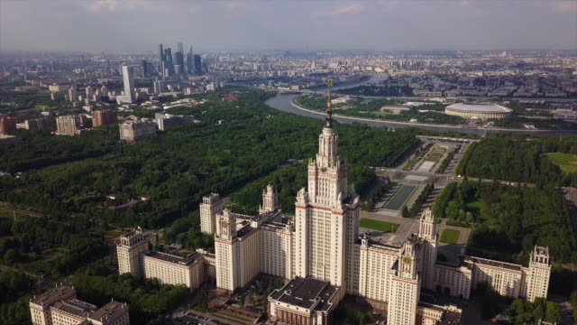 sonnigen-Tag-Moskau-Stadt-berühmten-Universität-komplexe-Antenne-Panorama-4k-Russland