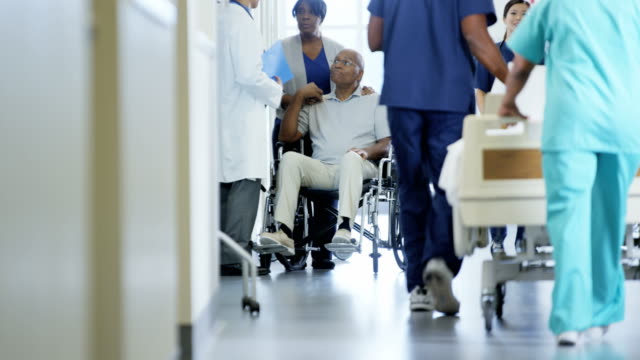 Hombre-afroamericano-en-silla-de-ruedas-consulte-con-médico