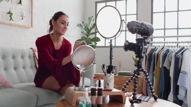 Mujer-bonita-grabación-un-vlog-aplicar-make-up