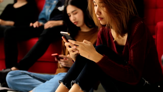 Asiatische-Frauen-spielen-soziale-Medien,-Phone-Concept-mit-smartphone