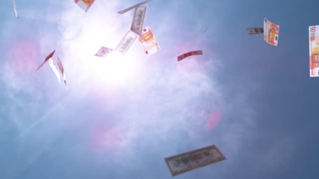 LENTA-de-cerca:-Dólar-y-Euro-billetes-cayendo-desde-el-cielo-soleado-azul