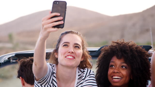 Freundinnen-unter-Selfie-auf-der-Rückseite-offenes-Top-Fahrzeug