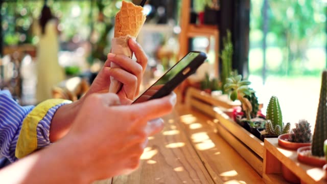 Frau-Hand-mit-Smartphone-im-Café-Hintergrund.-Geschäftlichen,-finanziellen,-Handel-Lager-Maket-und-soziale-Netzwerk-Konzept.