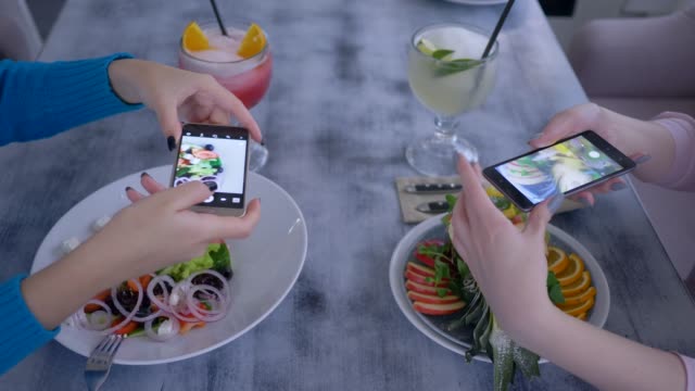 Vegetarier-Mädchen,-die-Aufnahme-des-leckeren-Essens-auf-Handy-für-soziale-Netzwerke-während-gesundes-Mittagessen-im-restaurant