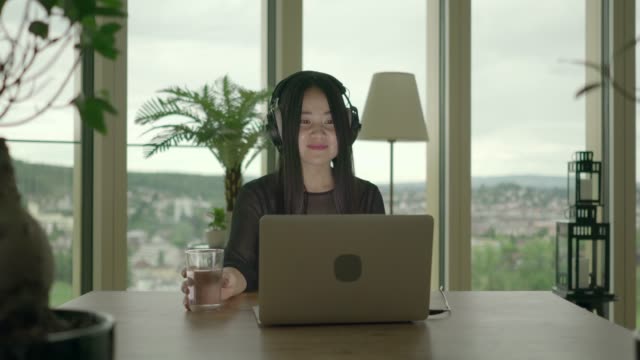Hübsche-Frau-Kommunikation-via-Laptop-im-eigenen-Appartement
