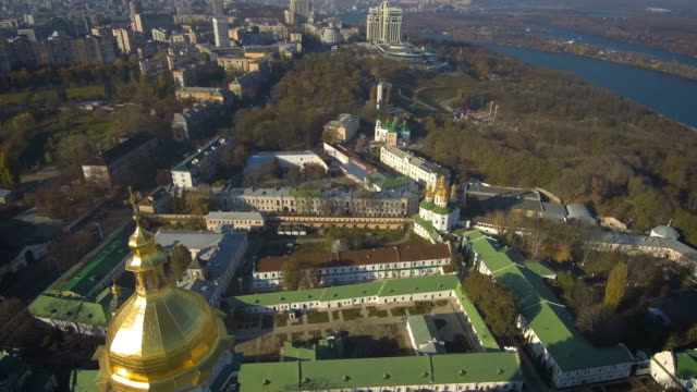 Vista-aérea,-superior-de-Drone:-Kiev,-Ucrania.-Monasterio-de-Lavra-Pechersk.