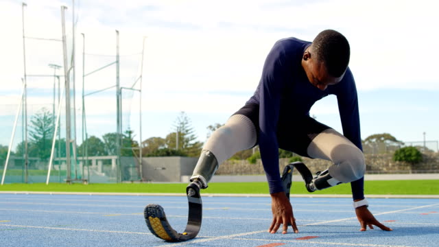 Behinderte-Menschen,-die-athletische-Training-auf-einem-Laufband-4k
