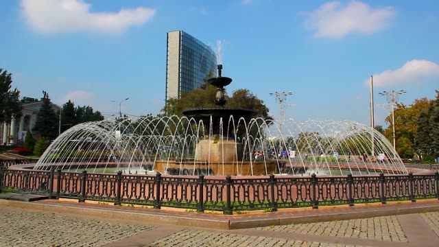Fountains-at-Lenin-Square-Donetsk-Ukraine