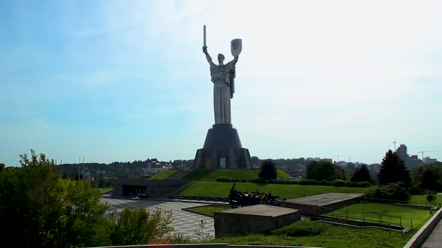 Madre-Rodina-gigante-estatua-silueta-Kiev-Ucrania-2