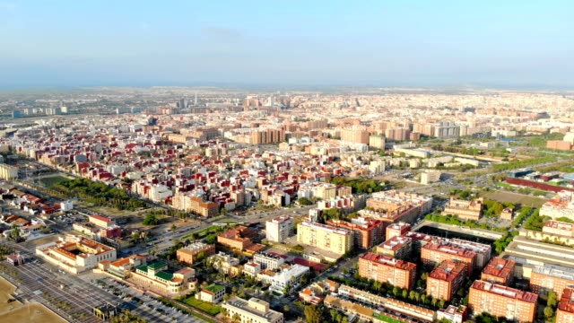 Valencia-aus-der-Vogelperspektive.-Luftaufnahme.-Das-herrliche-Panorama-der-Stadt-von-der-Höhe.-Valencia-ist-eine-touristische-Stadt-in-den-Morgen