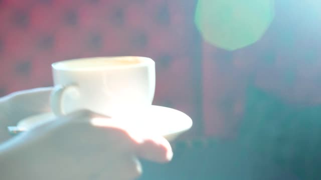 Steadicam-etablieren-Schuss-Frau-Kellner-Hände-bringen-Tasse-heißen-leckeren-Kaffee-im-Café-aus-der-Nähe
