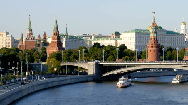 Hyperlapse-des-Moskauer-Kreml-und-Moskva-Fluss-mit-Kreuzfahrtschiffen,-Russland
