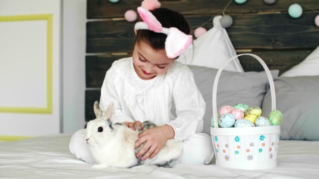 Kind-und-ihr-Kaninchen-feiern-Ostern-im-Bett