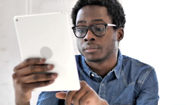 Hombre-africano-escribiendo-correo-electrónico-en-la-tableta