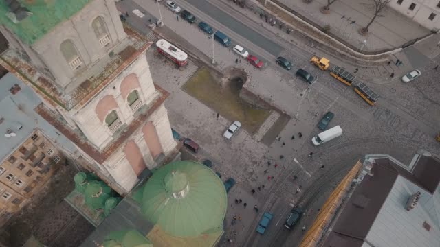 Aerial-City-Lwiw,-Ukraine.-European-City.-Touristische-Straßenbahn-fährt-ins-Stadtzentrum