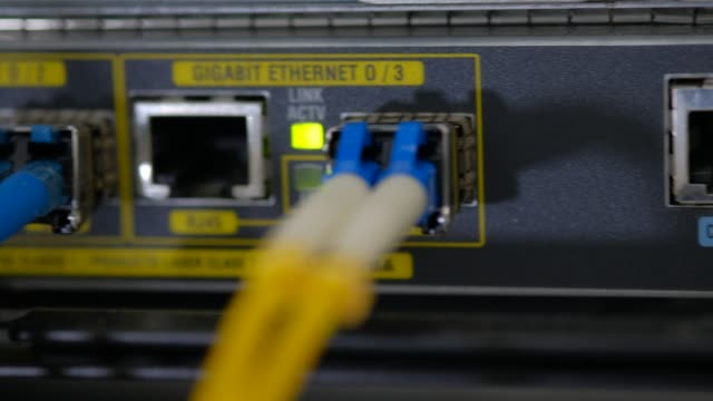 Cámara-panorámica.-Cable-de-fibra-óptica-en-el-puerto-del-módulo-a-rollo-de-cable-de-fibra-óptica.-Conmutador-Gigabit-de-red-para-red-de-alta-velocidad-en-sala-de-centros-de-datos.