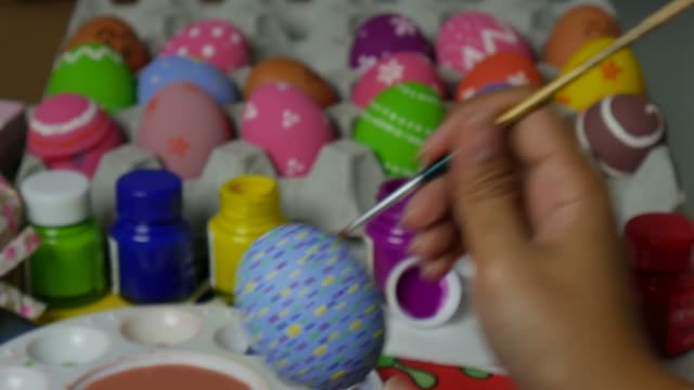 Pinta-los-huevos-de-Pascua.