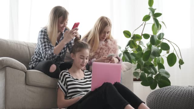 Teenager-Mädchen-durchsuchen-Social-Media-Inhalte-auf-Handy-und-Smartphone