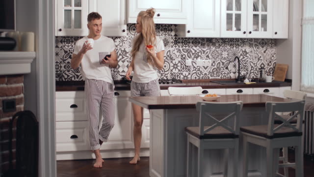 Ehepaar-nutzt-Smartphone-während-Frühstück