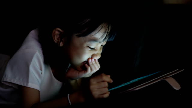 Kinder-Mädchen-nutzen-Tablet-Computer-auf-dem-Sofa-zur-entspannten-Zeit
