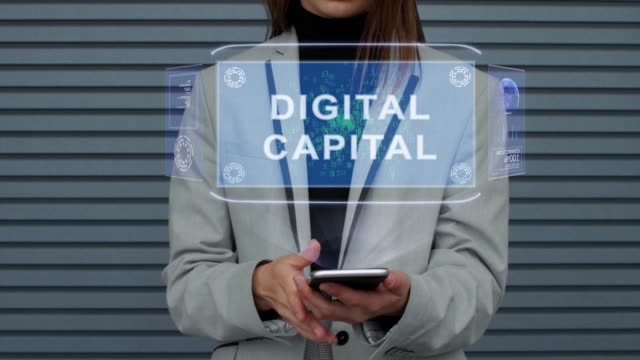 Mujer-de-negocios-interactúa-holograma-HUD-Capital-digital